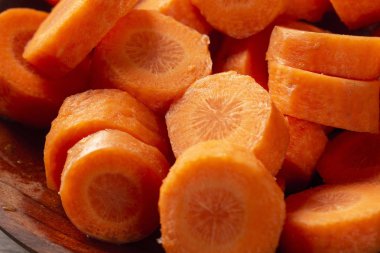 Havuç ve havuç tahta masada dilimlenmiş. Seçici odaklama.