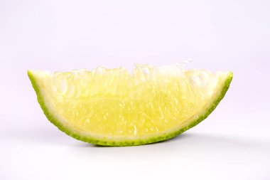 Beyaz arka plan üzerinde izole limon ve kesilmiş yarım dilim