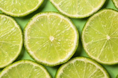 Taze sulu yeşil limon bir dilim. yeşil arka plan, desen.