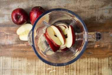 Elma meyvesi ile meyve suyu yapma, blender üst görünümü