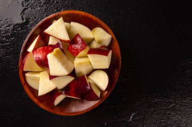 Masada olgun kırmızı elmalar var. Yakın plan.