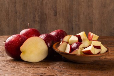 Masada olgun kırmızı elmalar var. Yakın plan.