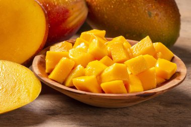 Mango meyve ve ahşap masa mango küpleri.