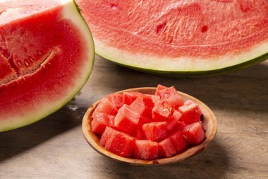 ahşap kase üzerinde küpler halinde kesilmiş tatlı karpuz