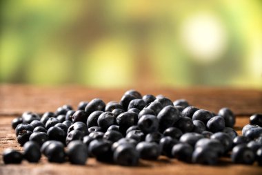 Ahşap masa arka plan üzerinde yaban mersini. Çilek portre