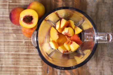 Blender üst görünümünde şeftali suyu.