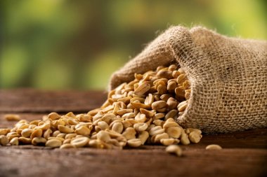 ahşap arka plan üzerinde çuval torba içinde fıstık