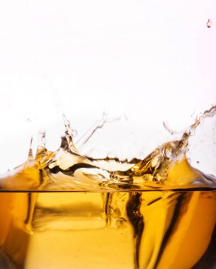 viski cam izole beyaz arka plan üzerinde sıçrama ile 