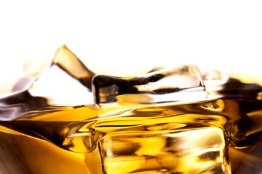 Cam buzlu viski. Kayanın üzerinde