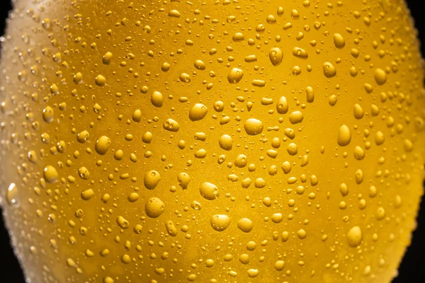 Cerveza fría con gotas y burbujas —  Fotos de Stock