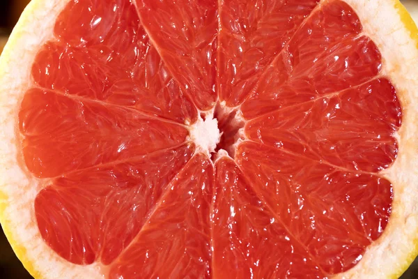 Vers rode grapefruit op houten achtergrond — Stockfoto