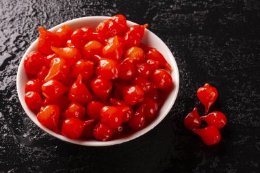 Biquinho biber bir kase içine. Capsicum Chinense ahşap bir masa üzerinde