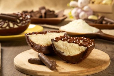 gurme Paskalya yortusu yumurta, krema ve çikolata ile doldurulmuş. Puding krema ile Paskalya yortusu yumurta Paskalya tatlı. Paskalya kavramı.