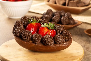 Gurme paskalya yumurtası, çikolata ve çilek ile doldurulmuş. Puding kremalı Paskalya yumurtası, Paskalya tatlısı. Paskalya konsepti