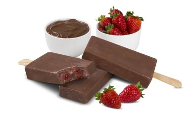 Beyaz arka plan üzerinde izole çilek krema lezzet ile Stick dondurma çikolata. Meksika Paletler