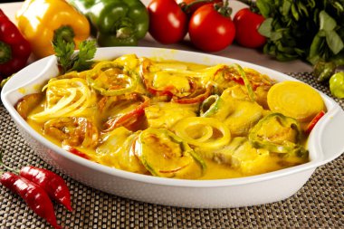 Moqueca de peixe adlı geleneksel Brezilya yemeği. Beyaz kase üzerinde Morina Balık.