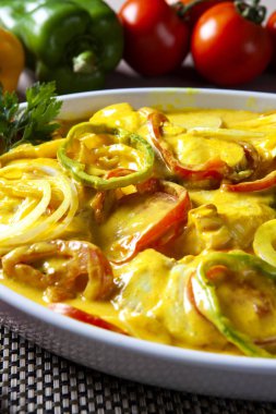 Moqueca de peixe adlı geleneksel Brezilya yemeği. Beyaz kase üzerinde Morina Balık.