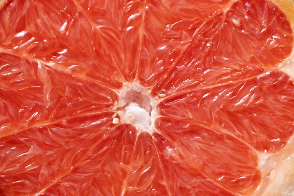 Φρεσκοκόκκινο γκρέιπφρουτ σε ξύλινο φόντο — Φωτογραφία Αρχείου