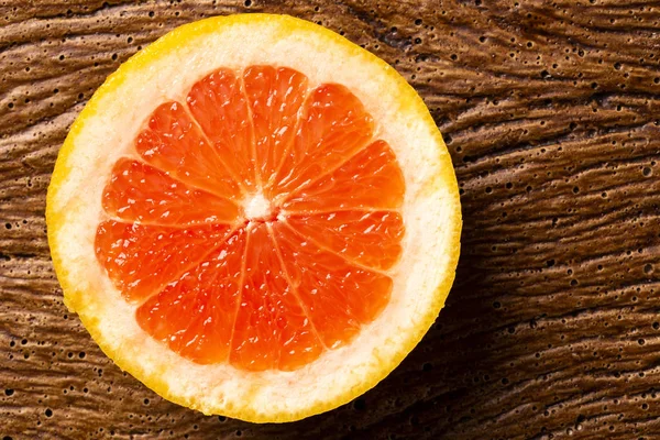 Toranja vermelha fresca sobre fundo de madeira — Fotografia de Stock