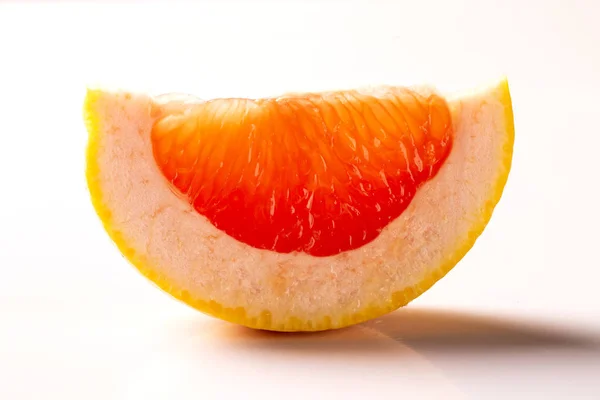 Pomelo rojo fresco sobre fondo de madera — Foto de Stock