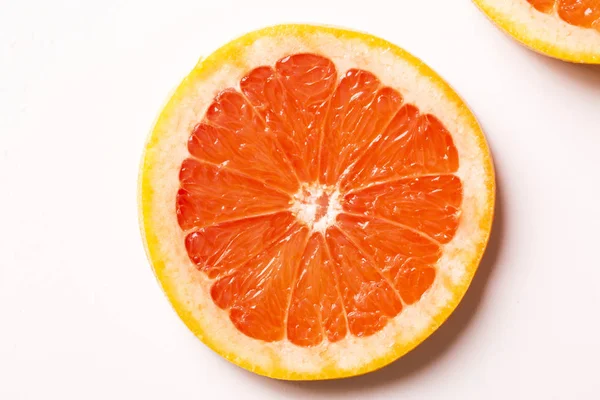 Toranja vermelha fresca sobre fundo de madeira — Fotografia de Stock