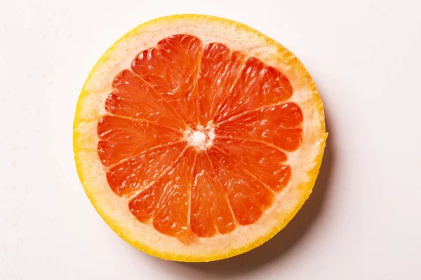 Nyröd grapefrukt på trä bakgrund — Stockfoto