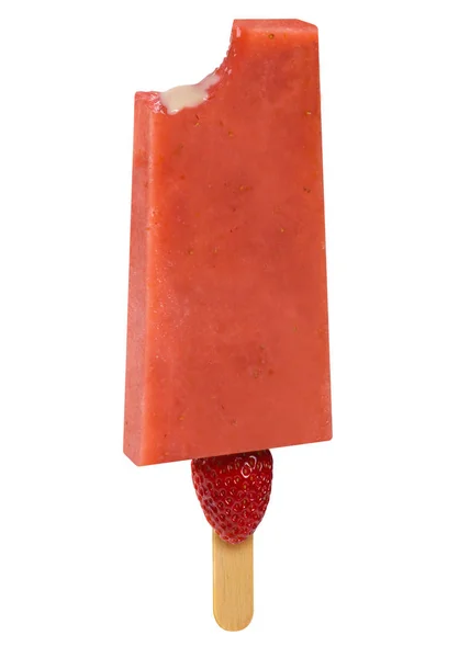 Palillo de helado de fresa y sabor a leche dulce aislado sobre fondo de madera. Paletas mexicanas . — Foto de Stock