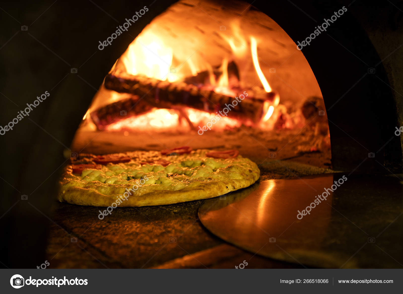 Pizza italiana en un horno de leña: fotografía de stock © Paulovilela