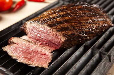 Izgaranın üstünde nefis ızgara et.