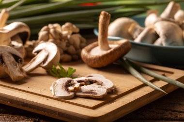 Ahşap bir masa üzerinde mantar çeşitli