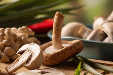 Ahşap bir masa üzerinde mantar çeşitli