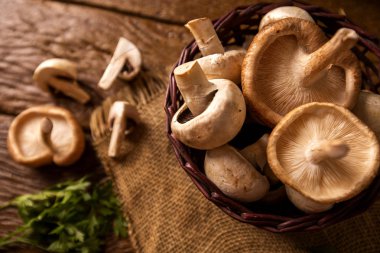 Ahşap Arka Plan Üzerinde Paris veya champignon ve Shitake Mantar 