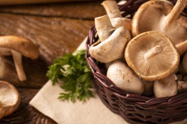 Ahşap Arka Plan Üzerinde Paris veya champignon Mantar 