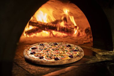Bir tuğla pizza fırını yangın ile görüntü