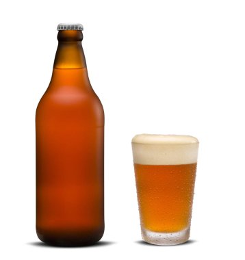 Bira ve Kahverengi şişe cam beyaz bir arka plan üzerinde izole.