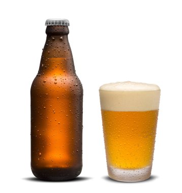 Bira ve Kahverengi şişe cam beyaz bir arka plan üzerinde izole.