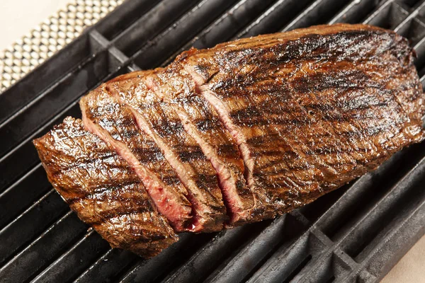 Deliciosa carne grelhada sobre a grelha em um churrasco — Fotografia de Stock