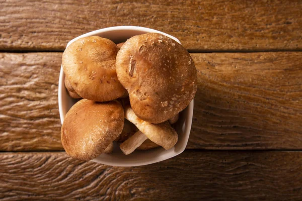 Ahşap Arka Plan Üzerinde Shitake Mantar 