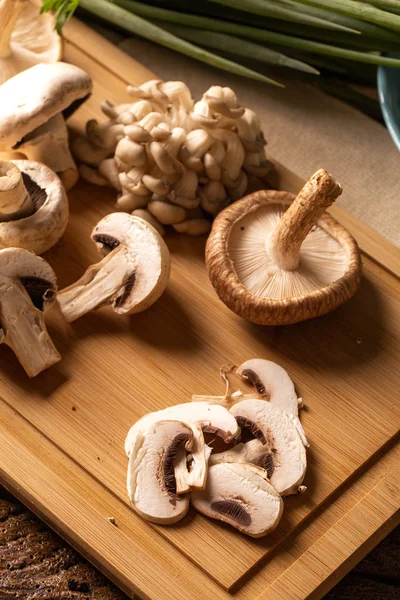Různé druhy hub na dřevěném stole — Stock fotografie