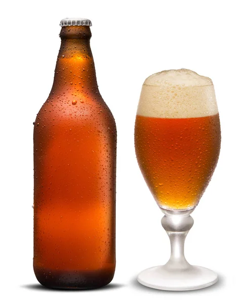 Verre de bière et bouteille brune avec gouttes isolées sur fond blanc — Photo