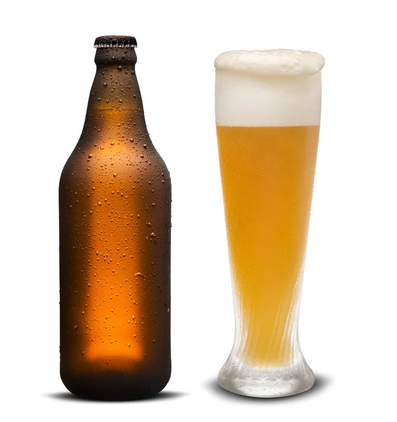 Verre de bière et bouteille brune avec gouttes isolées sur fond blanc . — Photo