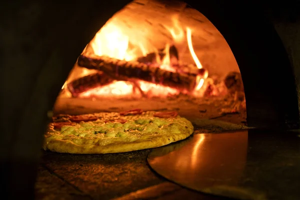 Bir ahşap fırın içinde İtalyan pizza — Stok fotoğraf