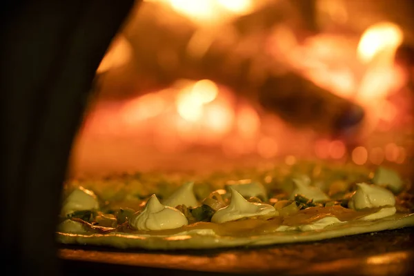 Bir ahşap fırın içinde İtalyan pizza — Stok fotoğraf