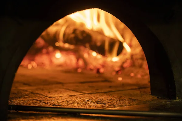 Imagen de un horno de pizza de ladrillo con fuego — Foto de Stock