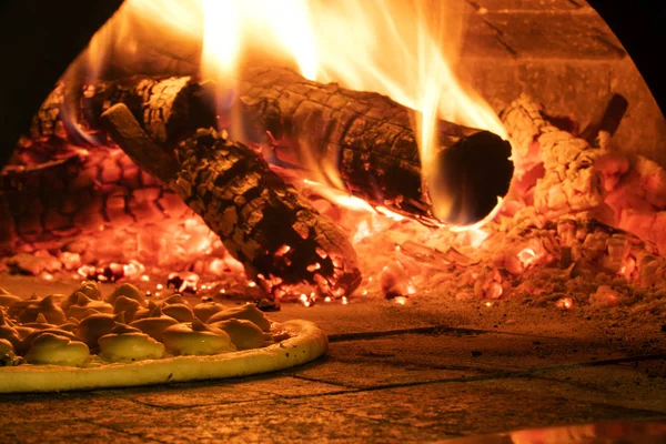 Итальянская пицца внутри дровяной печи — стоковое фото