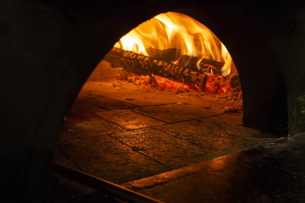 Afbeelding van een bakstenen pizza oven met vuur — Stockfoto