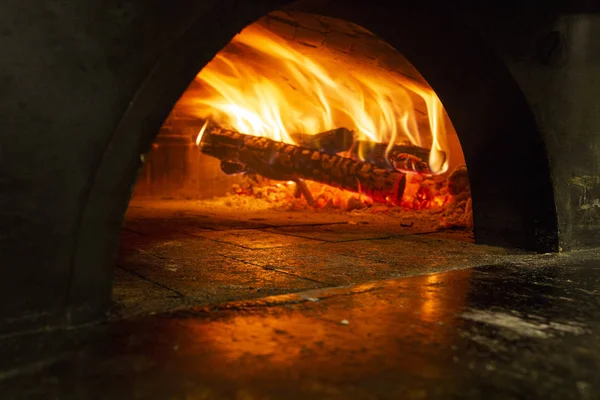 Afbeelding van een bakstenen pizza oven met vuur — Stockfoto