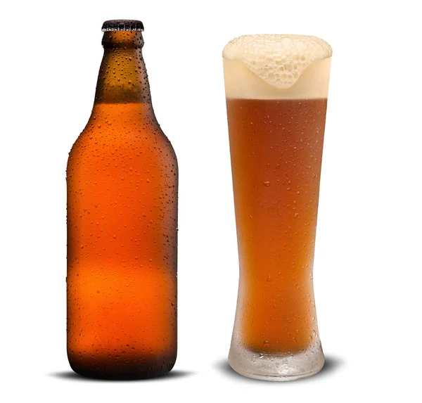 Ποτήρι μπύρα και καφετί μπουκάλι με σταγόνες που απομονώνονται σε λευκό φόντο. — Φωτογραφία Αρχείου