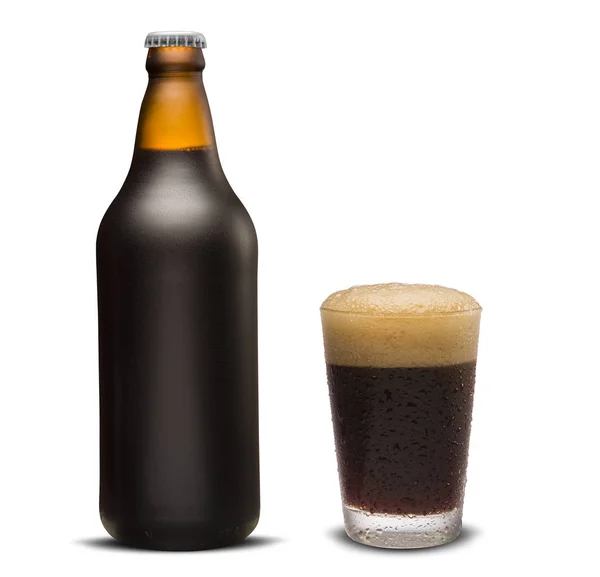 Vaso de cerveza porter y botella Brown aislado sobre un fondo blanco —  Fotos de Stock