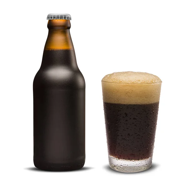 Sklenice portýra piva a hnědá láhev 300 ml izolovaná na bílém pozadí — Stock fotografie